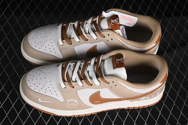 All categories Nk SB Dunk Series Nk SB Dunk Low High-end customized low-top sneakers Nike SB Dunk Low Three-party joint khaki brown High-end customized low-top casual sneakers SG6688-005